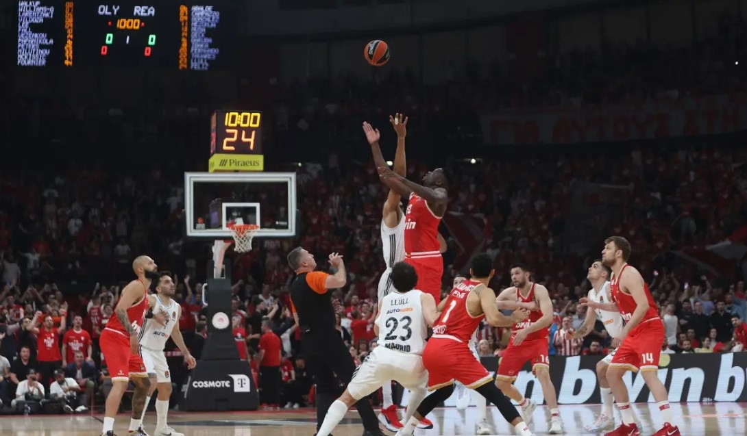 Най добрият български баскетболист Александър Везенков и неговият клубен тим Олимпиакос