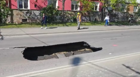 За огромна дупка на пътя сигнализират потребители в социалните мрежи  
Хората