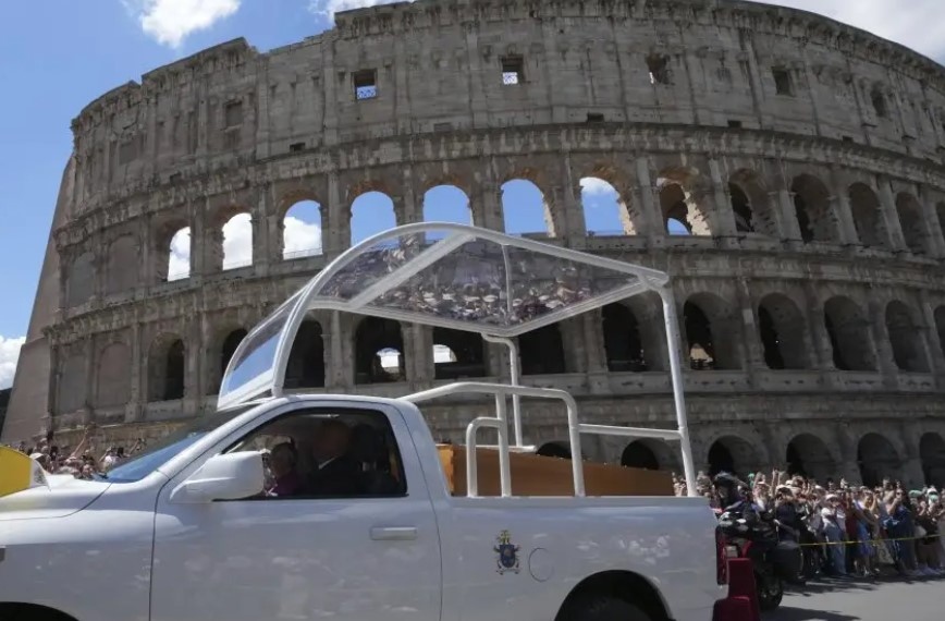 Траурната процесия с тленните останки на папа Франциск стигна до