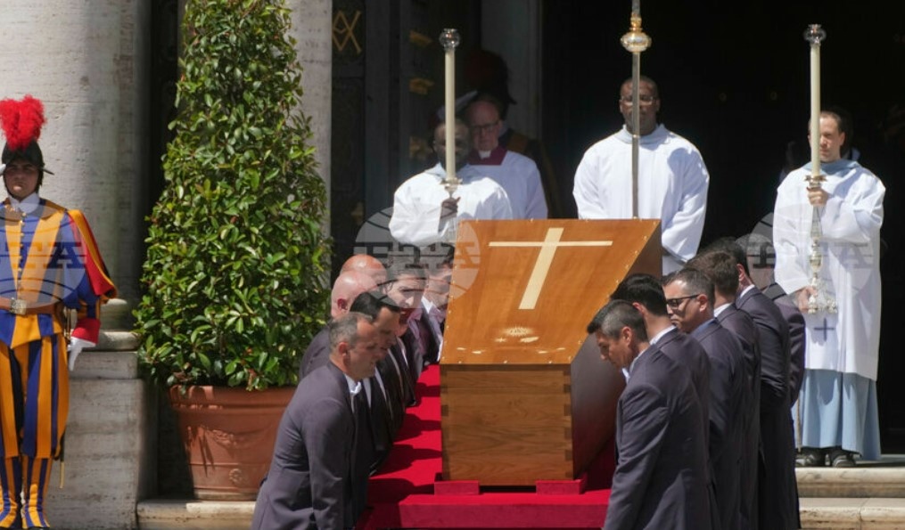 Ковчегът с тленните останки на папа Франциск беше докаран в