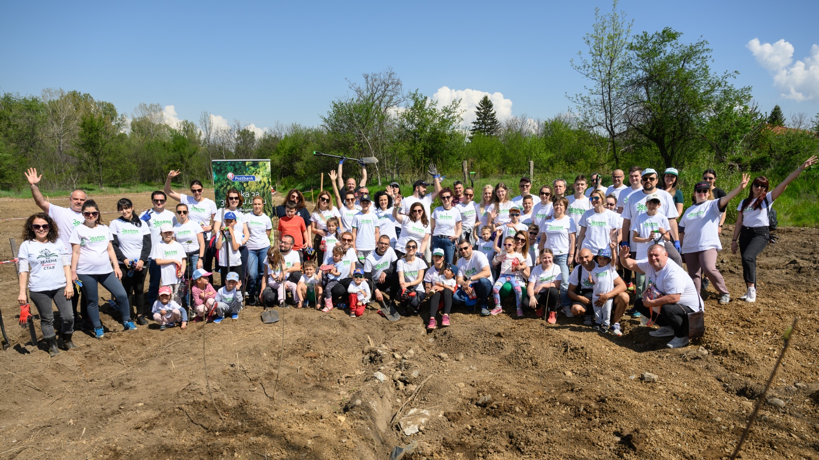 Над 700 нови широколистни дръвчета от вида явор бяха засадени