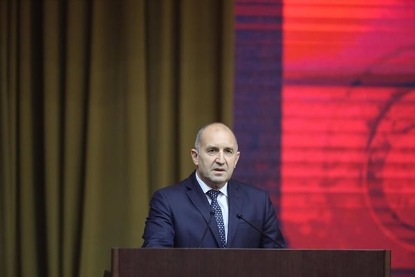 Лидерът на ГЕРБ Бойко Борисов си измива ръцете с летците и с