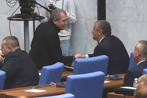 Повече от един месец след полагането на клетва депутатите от