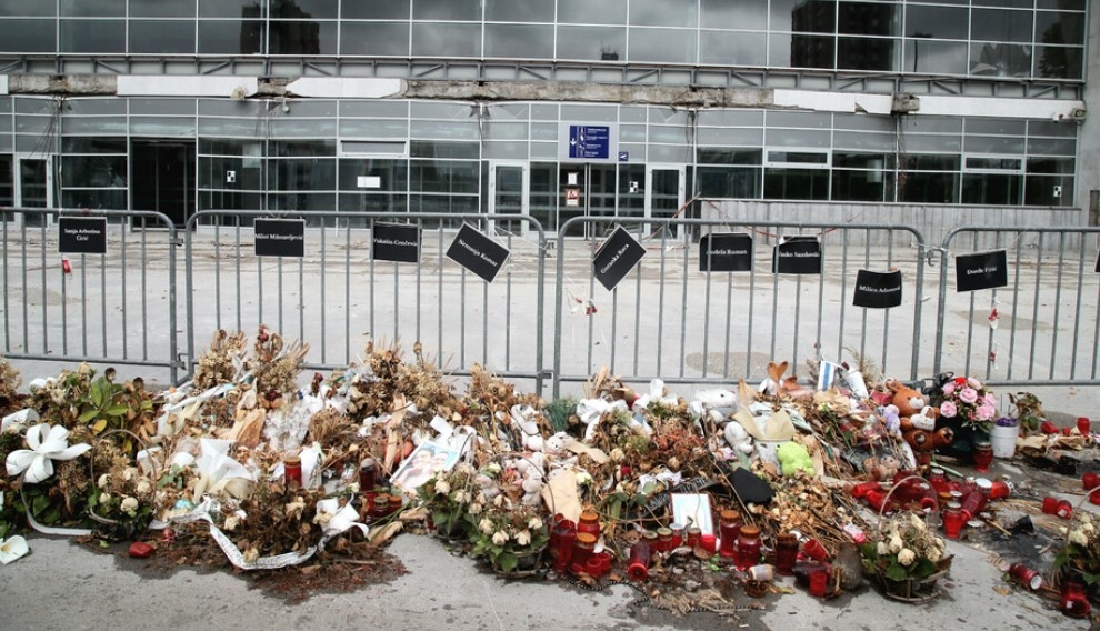 Днес в сръбския северен град Нови Сад се отбелязват шест месеца от падането на козирката