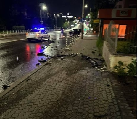 Шофьор помете с колата си колчета на булевард Черни връх