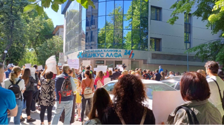 Близки приятели роднини и много пловдивчани се събраха пред частната