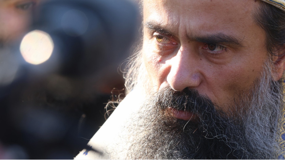 Стотици граждани посрещнаха българския патриарх Даниил в Шумен Той отслужи