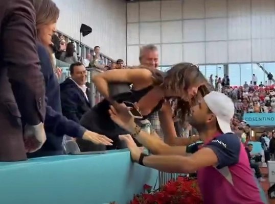 Мексиканската актриса Ейса Гонсалес която а новата изгора на  Григор Димитров