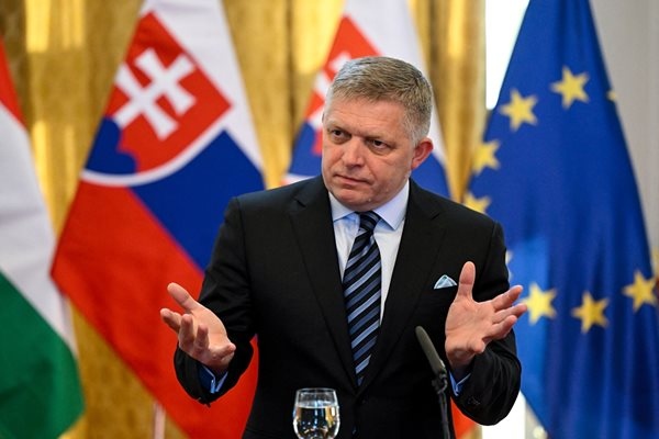 Премиерът на Словакия Роберт Фицовъзнамерява да присъства на военния парад в
