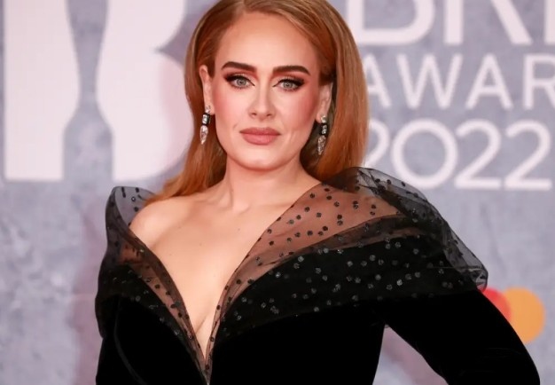 На 5 май 2025 г британската певица Адел Лори Блу