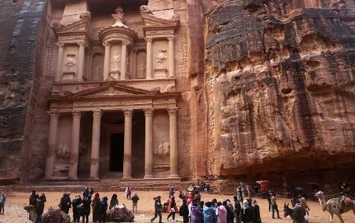 Стотици туристи бяха евакуирани от древния град Петра в Йордания