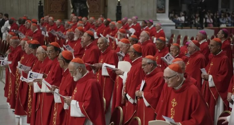 Броени часове остават до началото на конклава във Ватикана От