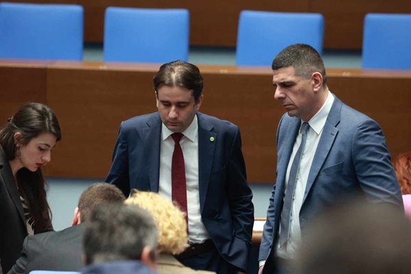 Демократична България вече изготвят мотивите за проекторешението за свалянето на