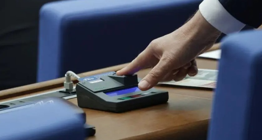 Точката за свалянето на имунитети на шестима депутати отпадна от