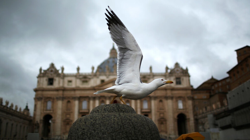 Докато в сряда 45 000 души очакваха резултатите от първия вот