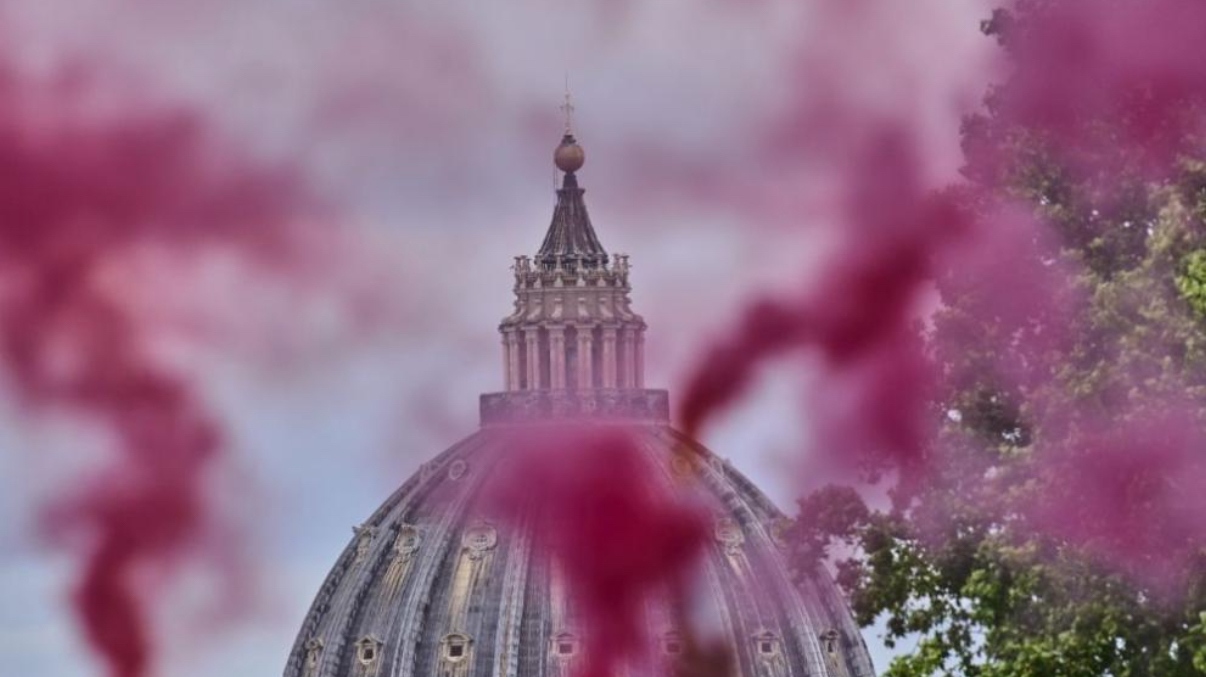 Над Ватикана се издигна розов дим но не заради новини около