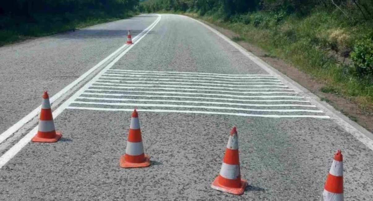 Полага се хоризонтална маркировка в участъка от път I 3 край