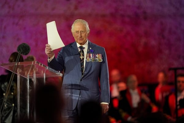 Крал Чарлз III поздрави новия папа Лъв XIV в първия му ден като