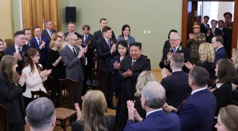 Севернокорейският лидер Ким Чен ун присъства заедно с дъщеря си на