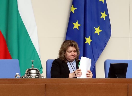 Днес се очаква председателят на Народното събрание Наталия Киселова да