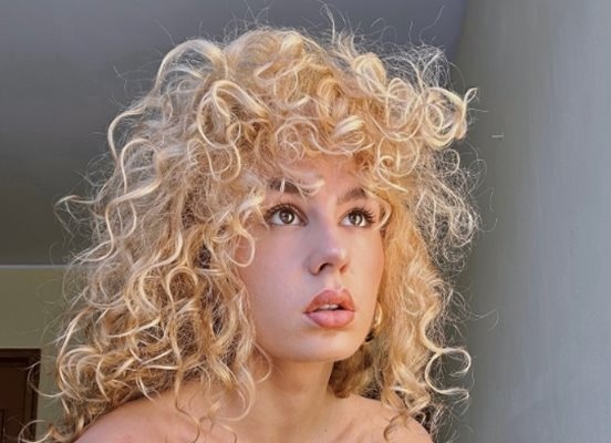 Със златно 18 каратово колие се изфука дъщерята на Румен Радев