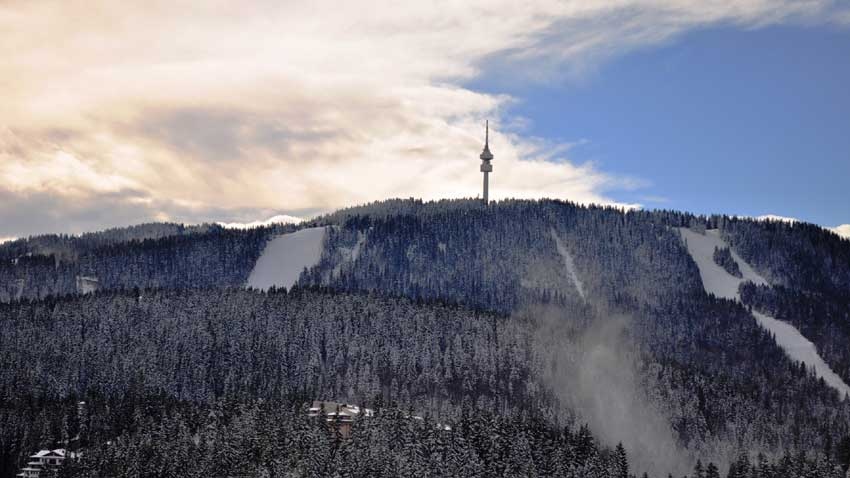 Сняг валя днес в Пампорово и в района на Рожен
