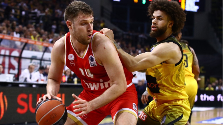 Александър Везенков изведе своя Олимпиакос до победа над АЕК Атина