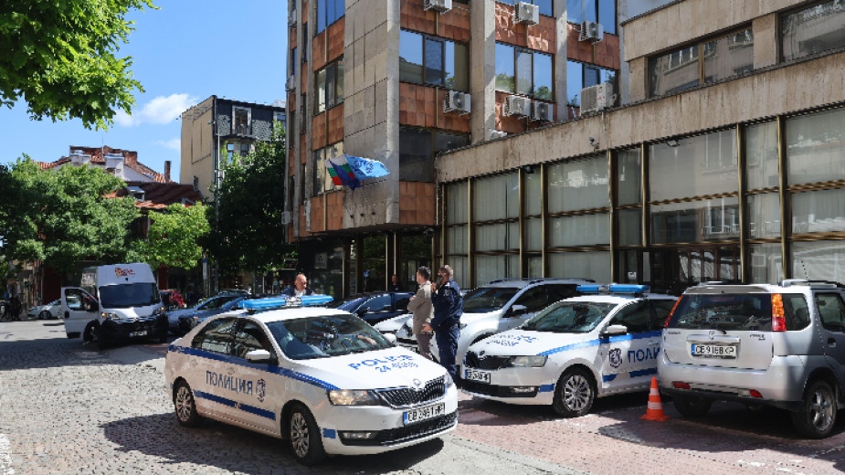 Представители на Областната администрация на София влязоха в сградата на