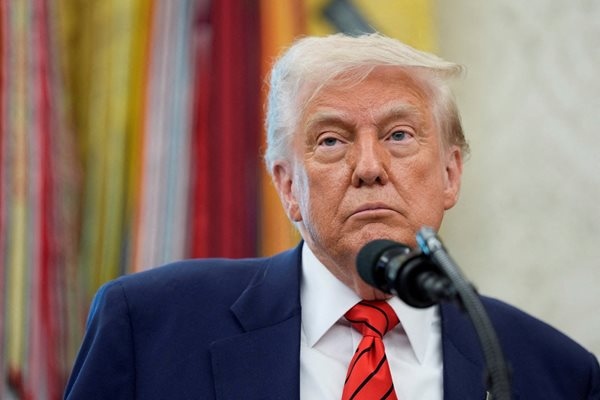 Американският президент Доналд Тръмпще говори по телефона с руския си колега Владимир