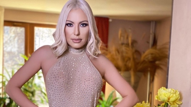 Доскоро Емилия наричаше Камелия единствената си истинска приятелка в бранша