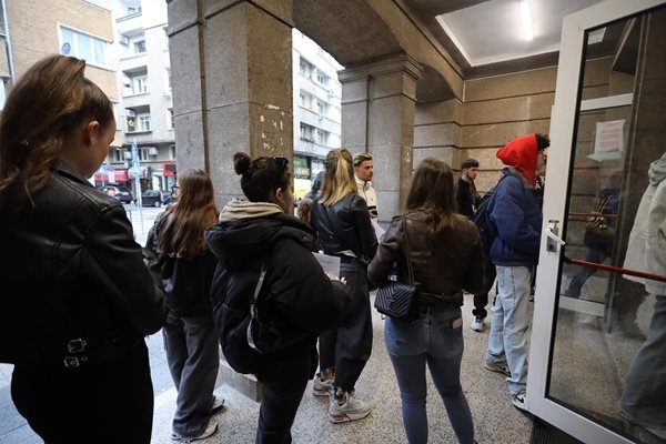 На днешния държавен зрелостен изпит по български език и литература се