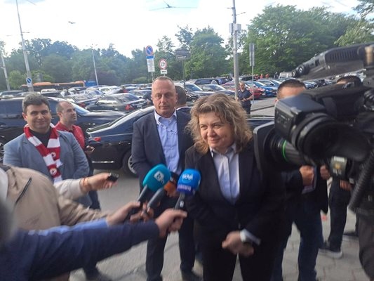 По делови тъмен костюм от сако и панталон се появи