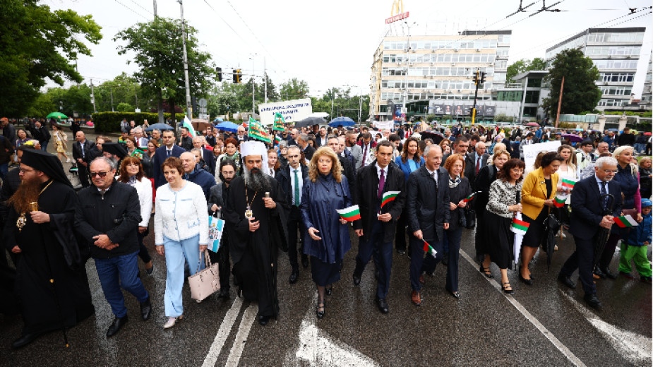 Хладното и дъждовно време в столицата не попречи на жителите