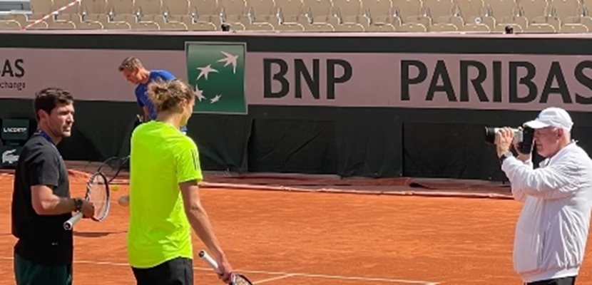 Самолетът на звездата в тениса Александър Зверев е бил ударен