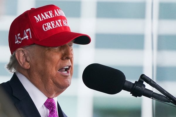 Президентът на САЩ Доналд Тръмпразкритикува остро политиките на САЩ за многообразие