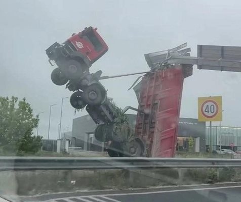 Кабината на самосвал е на три метра над шосето като