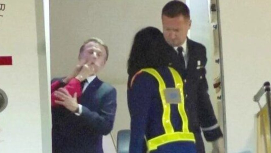 Администрацията на френския президент Еманюел Макрон омаловажи инцидент при който