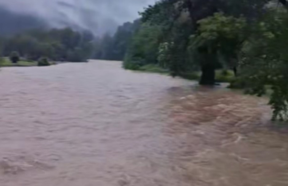 Река Вит излезе от коритото си в квартал Полатен в Тетевен На