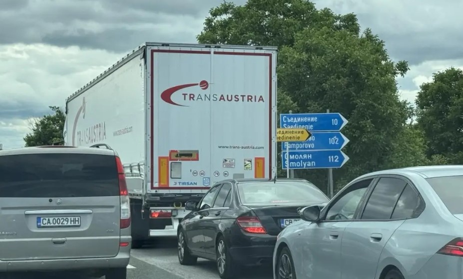 Трафикът по магистрала Тракия е силно натоварен днес Общо 50
