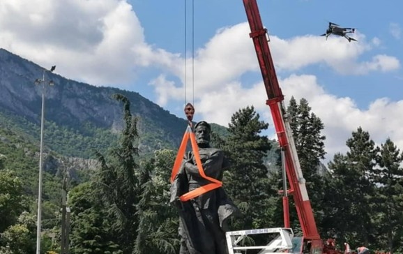 Паметникът на Христо Ботев се върна на едноименния площад във