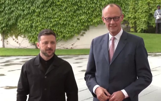 Германският канцлер Фридрих Мерц посрещна днес украинския президент Володимир Зеленски с военни почести в