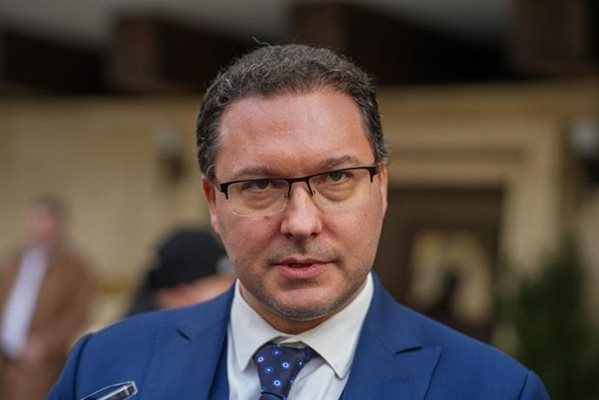 Вътрешният министър Даниел Митов даде подробности за казуса с обществената