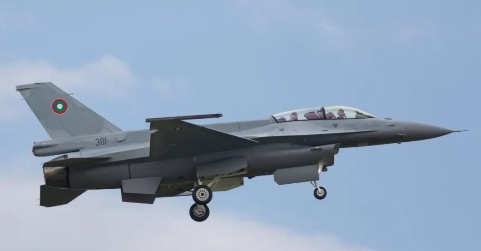 Новият български учебно боен самолет F 16 Block 70 който пристигна у