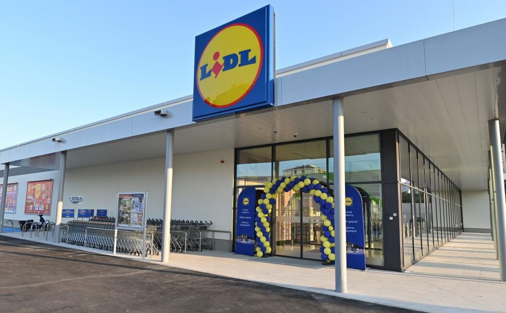 Лидл Бългapия въвeждa тecтoвo oбoзнaчaвaнe нa цeнитe eднoвpeмeннo в лeвa