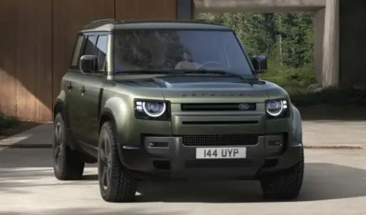 Емблематичният Land Rover Defender навлиза в 2025 та с освежаване което