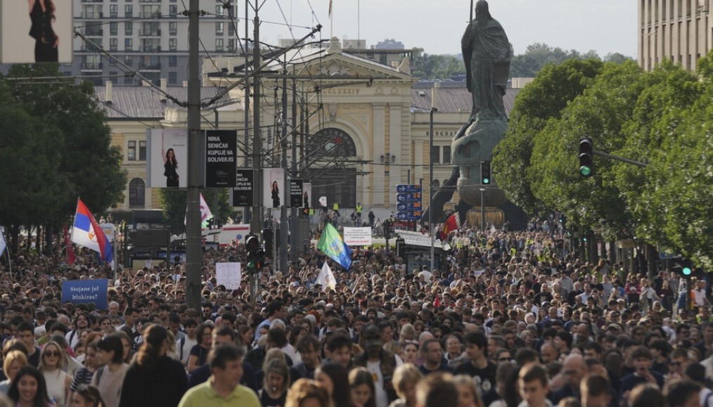 Хиляди сърби преминаха по централните улици на столицата Белград с