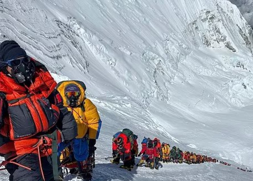 На Еверест се образуваха истински задръствания този месец след като