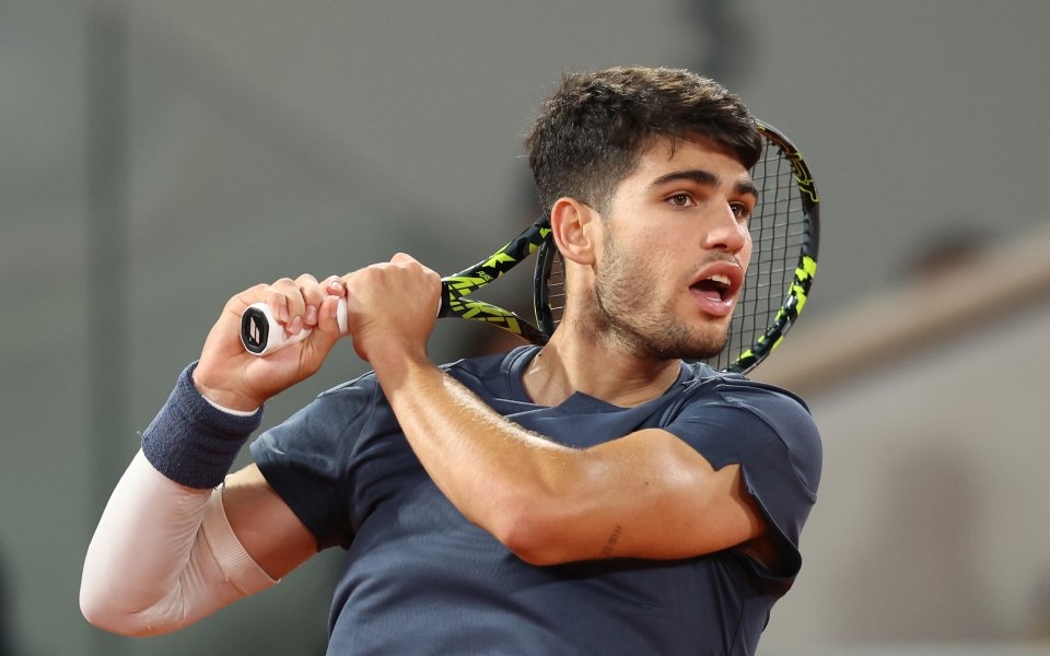Защитаващият титлата си Карлос Алкарас имаше леки проблеми в средата