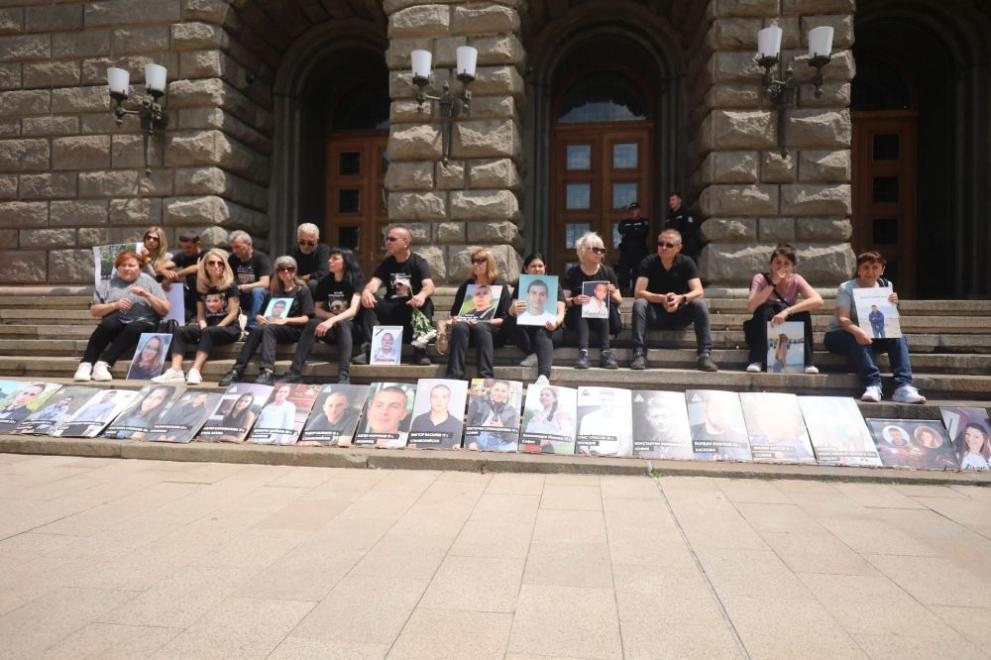 Граждани се събраха пред сградата на Народното събрание в столицата