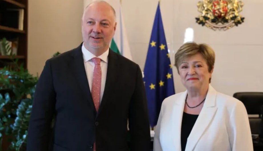 В момента сме в навечерието на приемането на еврото Предстои